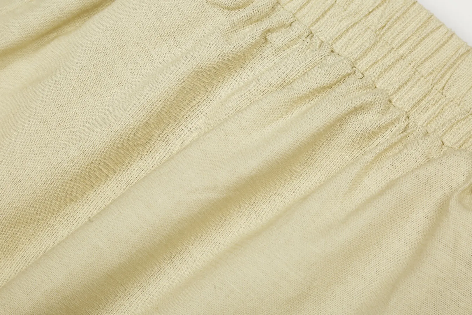 P210 White background picture [High-end quality] Style number: 25052# Color: Navy blue/off-white/light khaki/ice blue/dark khaki Size: S to XL - Ralph Lauren/Ralph Lauren 25SS Summer hot item high-quality lazy old money style linen couple style five-point shorts - originality restoration 105% cotton blended bamboo linen on the face Super soft nylon elastic in the same color ✅ - 100% restored workmanship Short five-point version, double-layered inside and outside to prevent exposure, double stitching to cover the independent waistband ✅ - Professional washing before the car, the texture of the fabric is tight and soft ✅ - RL/Ralph Lauren linen shorts are simply a summer savior. The linen material allows every pore to breathe freely, say goodbye to sticky heat. Walking on the road, the wind blows, and the heat all over the body is instantly smoothed away. The bamboo texture is natural and unique, simple and pure texture, full of laziness and old money style.